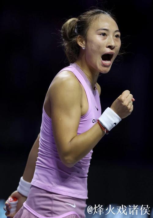 郑钦文换拍高芙发球空门，赛场现趣味一幕